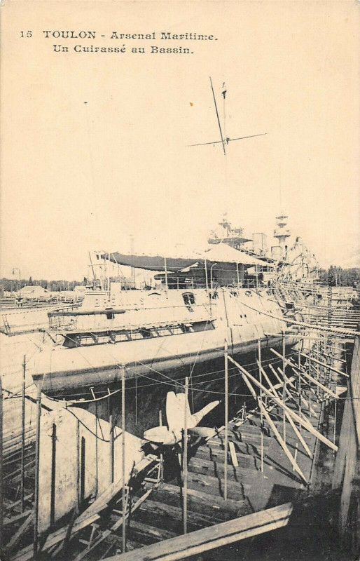 Carte postale ancienne Toulon Arsenal Maritime Un Cuirasse Au Bassin (cliché pas courant à Toulon