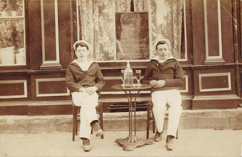 Carte postale ancienne Lot De 2 Cartes Photo D'Une Devanture De Cafe Certainement Toulon à Toulon