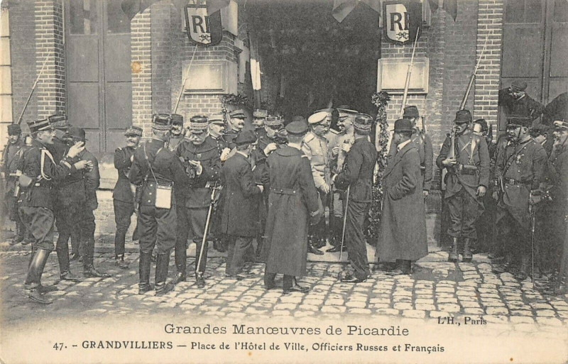 Carte postale ancienne Grandvilliers Place De L'Hotel De Ville Officiers Russes Et Francais à Grandvilliers
