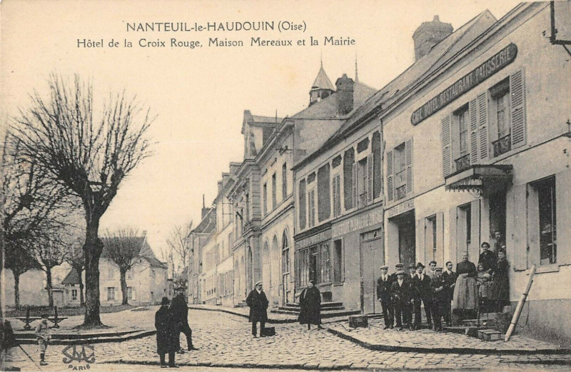 Carte postale ancienne Nanteuil Le Haudouin Hotel De La Croix Rouge Maison Mereaux Et Mairie à Nanteuil-le-Haudouin