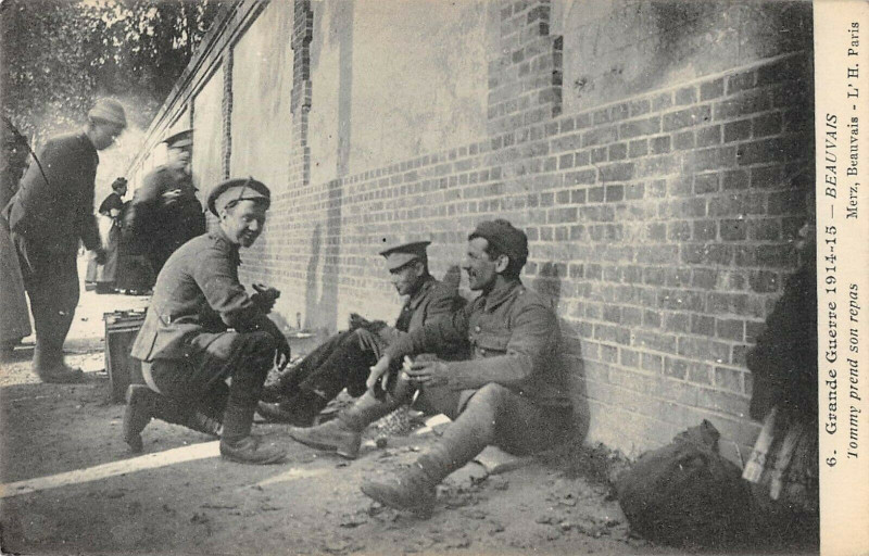Carte postale ancienne Beauvais Tommy Prend Son Repas (cliché rare à Beauvais