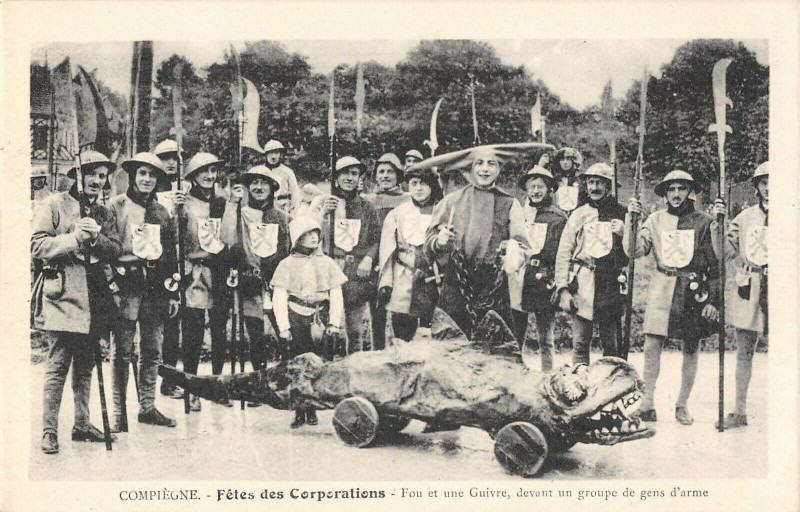 Carte postale ancienne Compiegne Fetes Des Corporations Fou Et Une Guivre Gens D'Armes à Compiègne