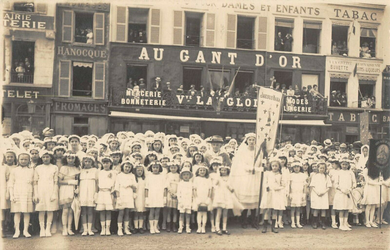 Carte postale ancienne Beauvais Carte Photo Situee Devant Le Commerce Au Gant D'Or Mercerie à Beauvais
