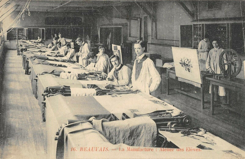 Carte postale ancienne Beauvais La Manufacture Atelier Des Eleves à Beauvais