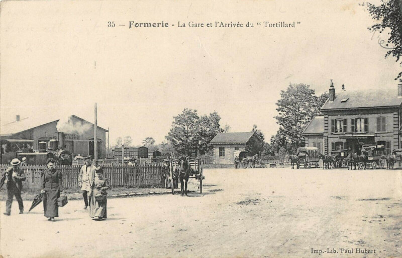 Carte postale ancienne Formerie Gare Et Arrivee Du Tortillard (Train à Formerie