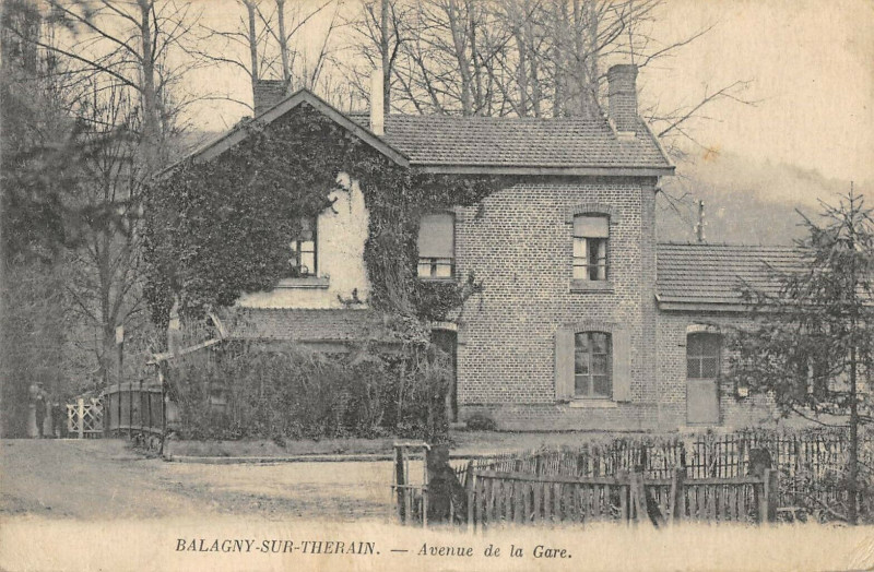 Carte postale ancienne Balagny Sur Therain Avenue De La Gare à Lagny