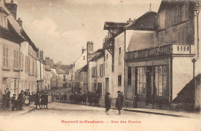 Carte postale ancienne Nanteuil Le Haudouin Rue Des Ecoles à Nanteuil-le-Haudouin