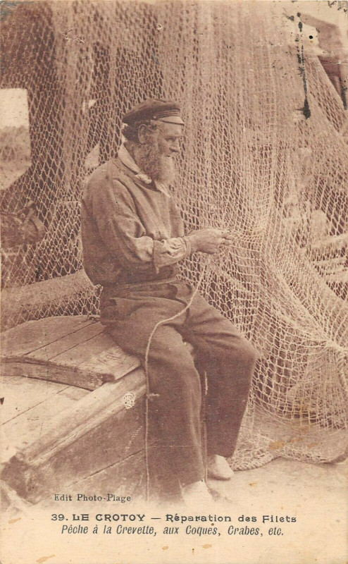 Carte postale ancienne Le Crotoy Reparation Des Filets au Crotoy
