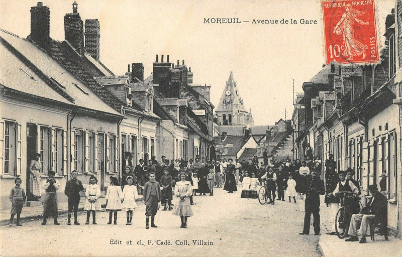 Carte postale ancienne Moreuil Avenue De La Gare à Moreuil