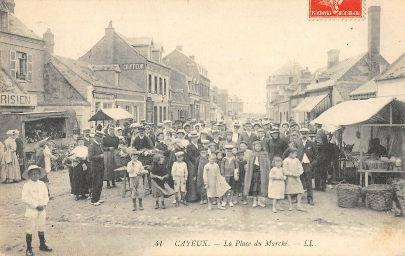 Carte postale ancienne Cayeux La Place Du Marche à Y