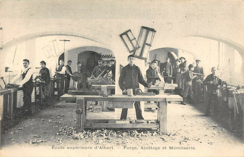 Carte postale ancienne Ecole Superieure D'Albert Forge Ajustage Et Menuiserie à Albert