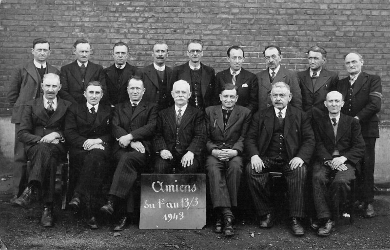 Carte postale ancienne Amiens Carte Photo (située au devant de la cpa à Amiens