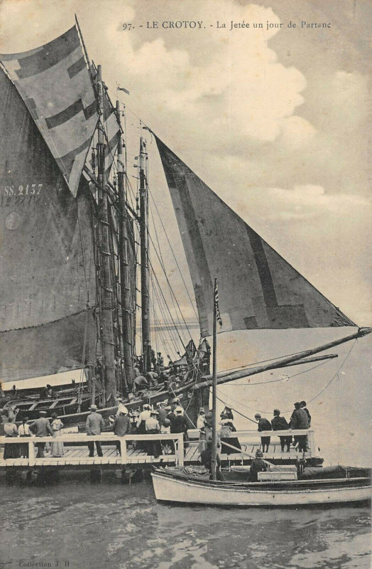 Carte postale ancienne Le Crotoy La Jetee Un Jour De Partance au Crotoy