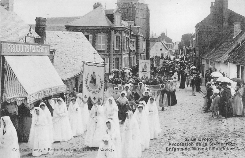 Carte postale ancienne Le Crotoy Procession Saint-Pierre Enfants De Marie Et Matelotes au Crotoy