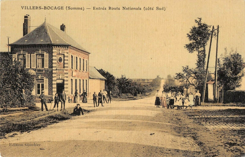Carte postale ancienne Villers Bocage Entree Route Nationale Cote Sud (cpa toilée à Villers-Bocage