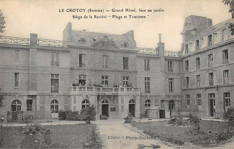 Carte postale ancienne Le Crotoy Grand Hotel Face Au Jardin Siege De La Societe Plage Et Tourism au Crotoy