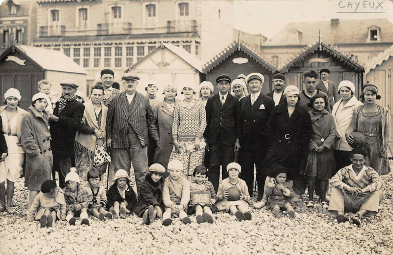 Carte postale ancienne Cayeux Sur Mer Carte Photo Touristes Sur La Plage à Cayeux-sur-Mer