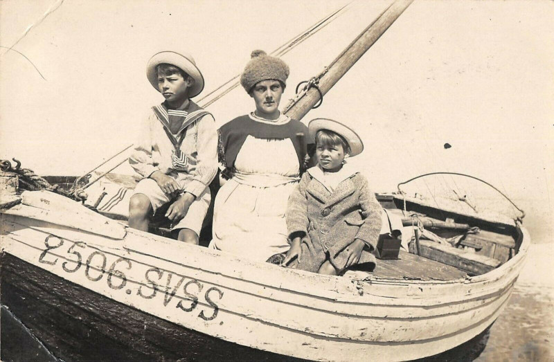 Carte postale ancienne Departement De La Somme Lot De 2 Cartes Photos Touristes Sur Une Barque