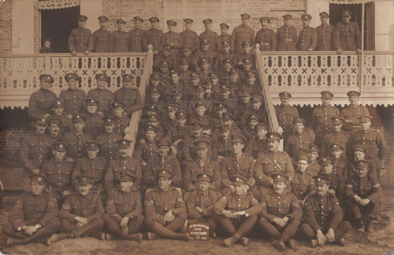 Carte postale ancienne Cayeux Sur Mer Carte Photo Militaires Anglais Devant Un Chalet à Cayeux-sur-Mer