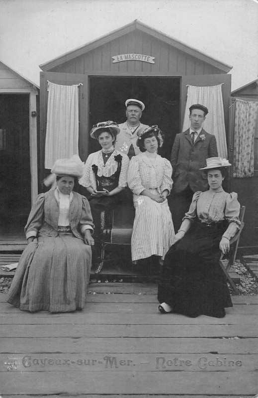 Carte postale ancienne Cayeux Sur Mer Carte Photo Notre Cabine La Mascotte à Cayeux-sur-Mer
