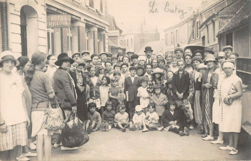 Carte postale ancienne Le Crotoy Carte Photo De L'Interieur De La Ville Avec Animation au Crotoy