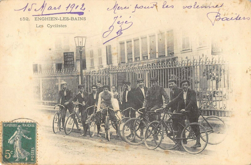 Carte postale ancienne Enghien Les Bains Les Cyclistes à Enghien-les-Bains