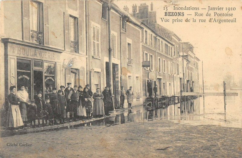 Carte postale ancienne Bezons Inondations 1910 Rue De Pontoise Vue Prise Rue D'Argenteuil à Bezons
