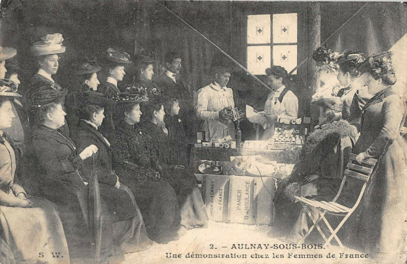 Carte postale ancienne Aulnay Sous Bois Une Demonstration Chez Les Femmes De France à Aulnay-sous-Bois