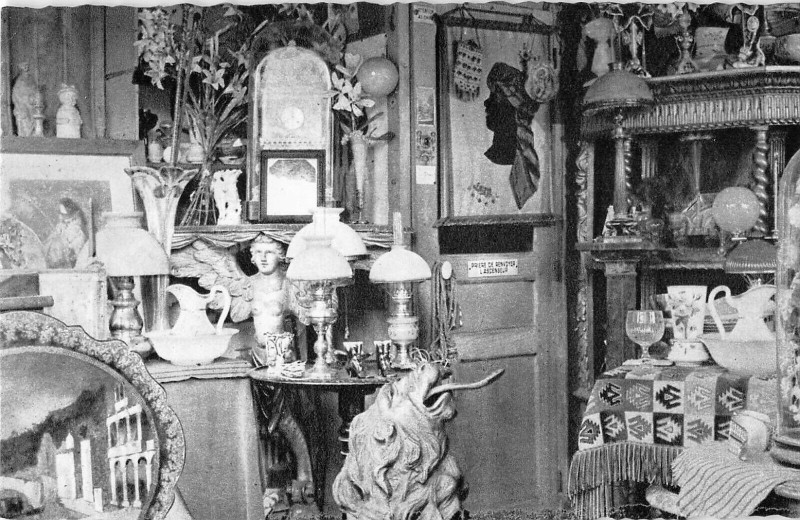 Carte postale ancienne Marché aux Puces - Intérieur d'une boutique à Saint-Ouen-sur-Seine