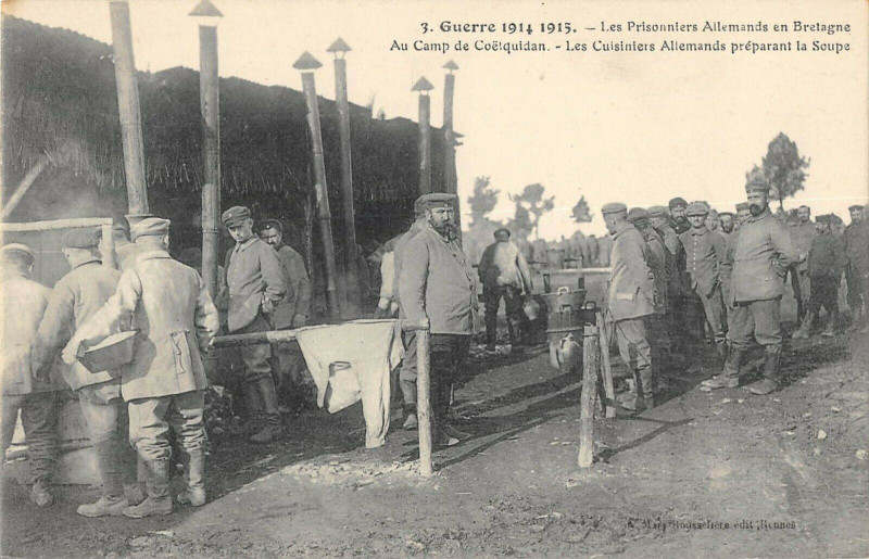 Carte postale ancienne Les Prisonniers Allemands En Bretagne Cuisiniers Allemands Preparannt Sou