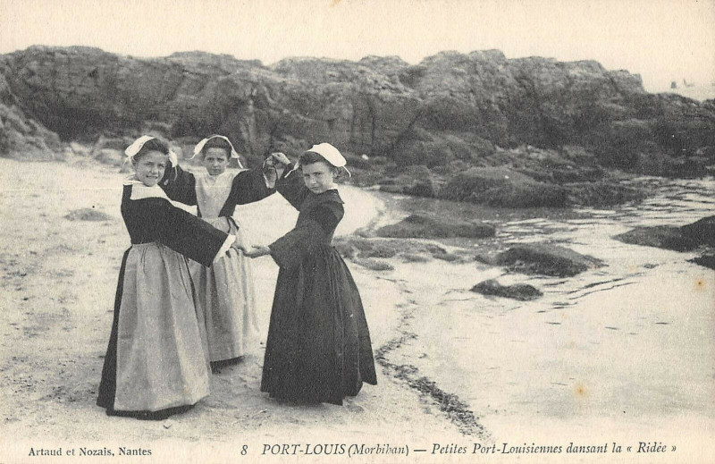 Carte postale ancienne Port Louis Petites Port Louisiennes Dansant La Ridee à Port-Louis