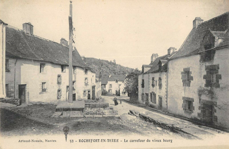 Carte postale ancienne Le carrefour du vieux bourg à Rochefort-en-Terre