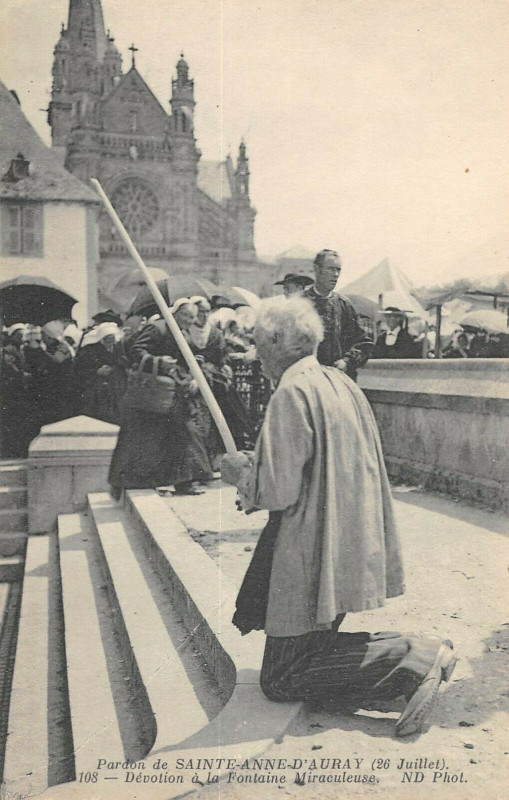 Carte postale ancienne Sainte Anne D'Auray Devotion A La Fontaine Miraculeuse à Auray