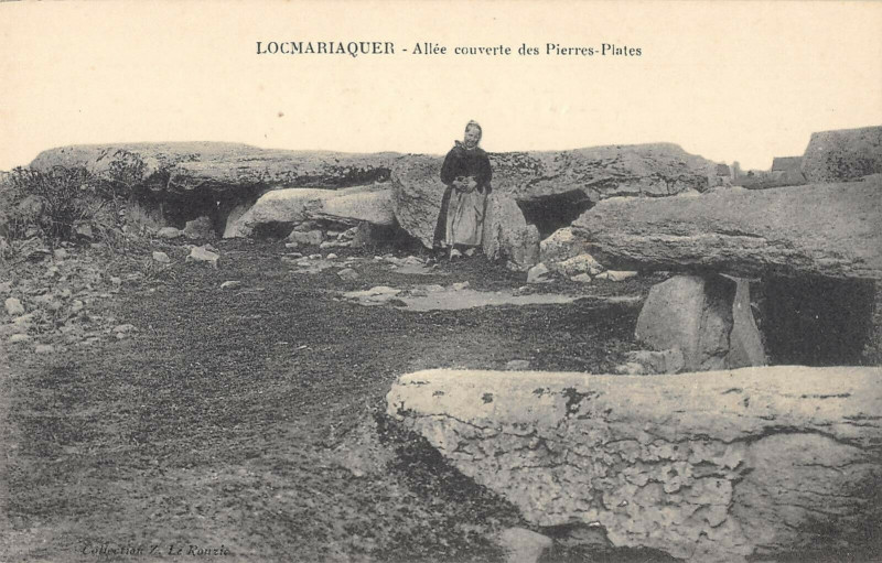 Carte postale ancienne Locmariaquer Allee Couverte Des Pierres Plates à Locmariaquer