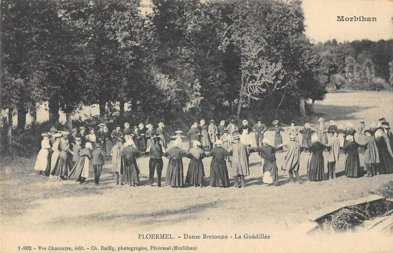 Carte postale ancienne Ploermel Danse Bretonne La Guedillee à Ploërmel