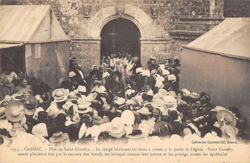 Carte postale ancienne Carnac Fete De Saint-Cornely Le Clerge Benissant Les Betes A Cornes à Carnac