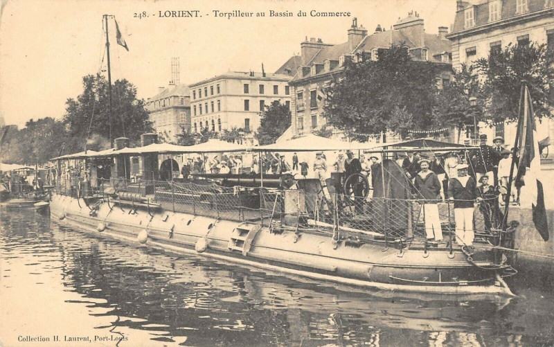 Carte postale ancienne Lorient Torpilleur Au Bassin De Commerce à Lorient