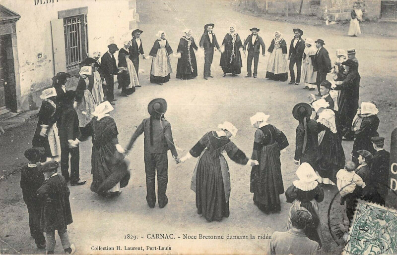 Carte postale ancienne Carnac Noce Bretonne Dansant La Ridee à Carnac