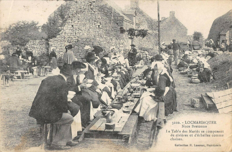 Carte postale ancienne Locmariaquer La Table Des Maries Se Composant De Civieres Et Echelles à Locmariaquer