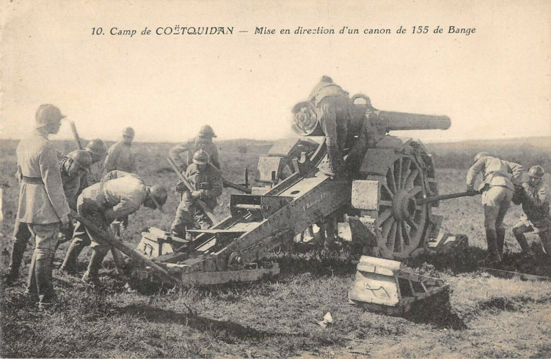 Carte postale ancienne Camp De Coetquidan Mise En Direction D'Un Canon De 155 De Bange
