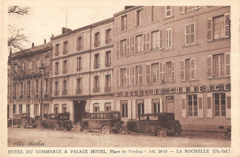 Carte postale ancienne La Rochelle Hotel Du Commerce Et Palace Hotel Place De Verdun à La Rochelle