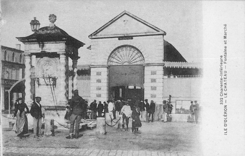 Carte postale ancienne Ile D'Oleron Le Chateau Fontaine Et Marche