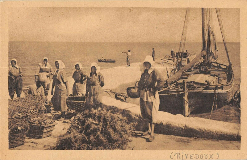 Carte postale ancienne Rivedoux Plage Pecheuses D'Huitres à Rivedoux-Plage