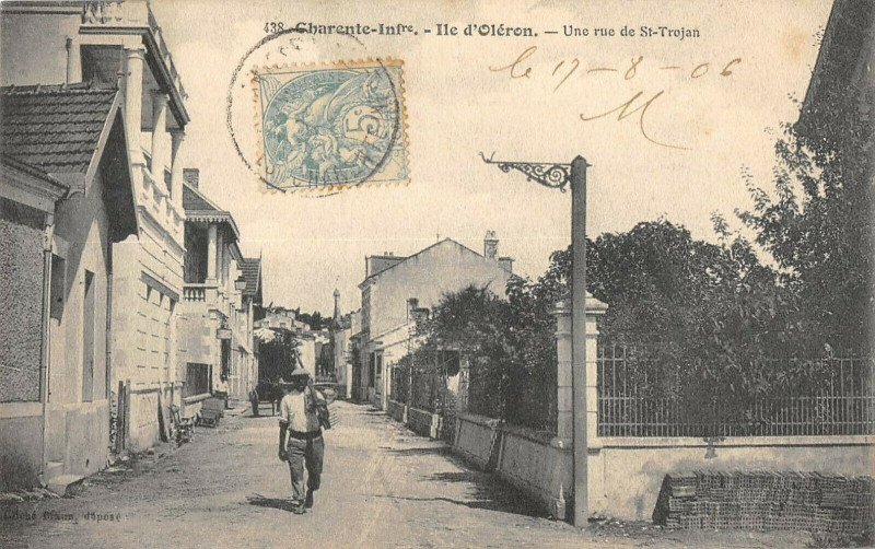 Carte postale ancienne Ile D'Oleron Une Rue De Saint-Trojan