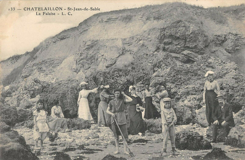Carte postale ancienne Chatelaillon Saint Jean Le Sable La Falaise