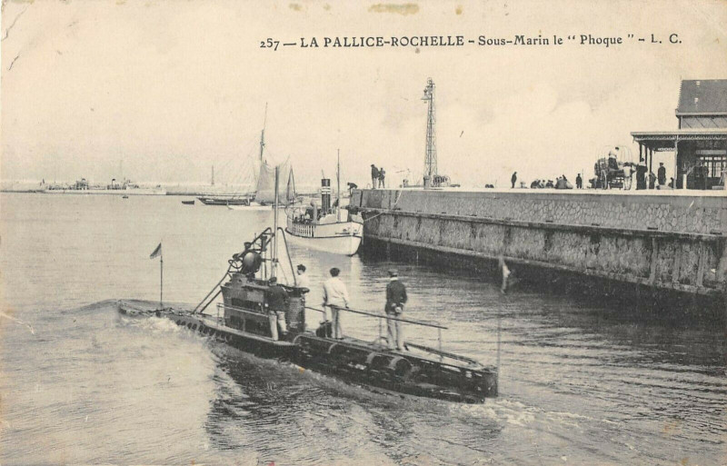 Carte postale ancienne La Pallice Rochelle Sous Marin Le Phoque
