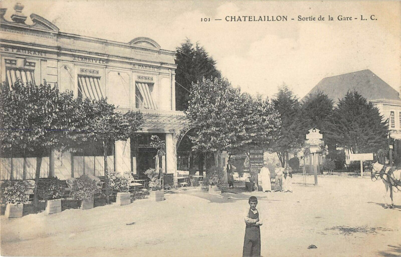 Carte postale ancienne Chatelaillon Sortie De La Gare