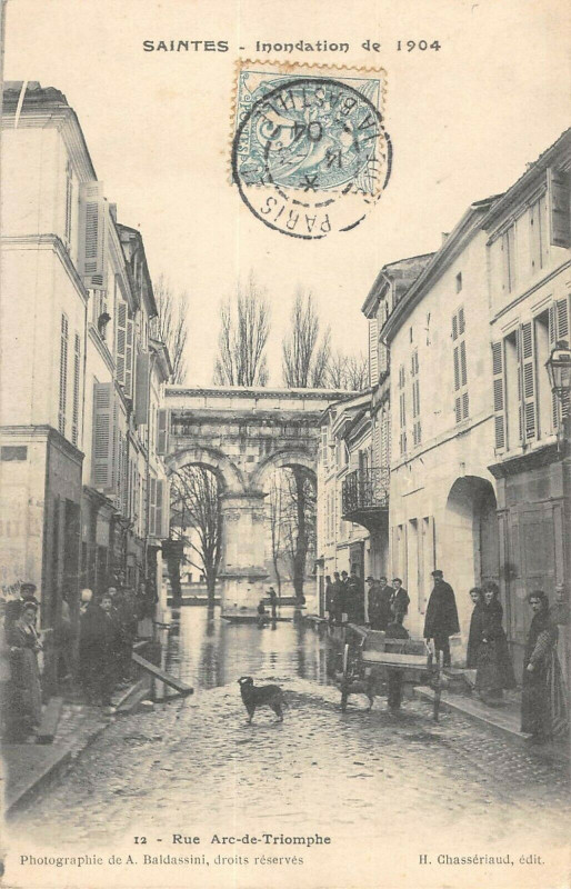 Carte postale ancienne Saintes Inondation De 1904 Rue Arc De Triomphe à Saintes