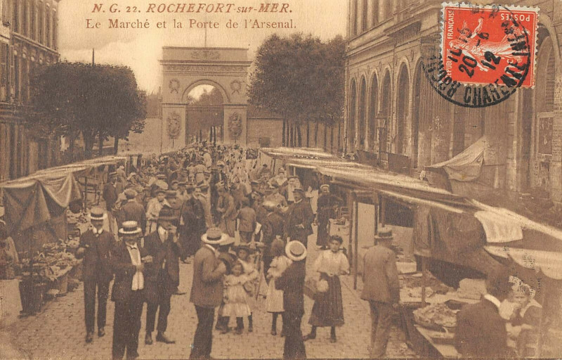 Carte postale ancienne Rochefort Sur Mer Le Marche Et La Porte De L'Arsenal à Rochefort