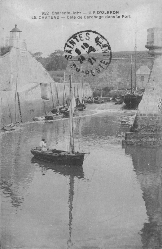 Carte postale ancienne Ile Oleron Le Chateau Cale De Carenage Dans Le Port